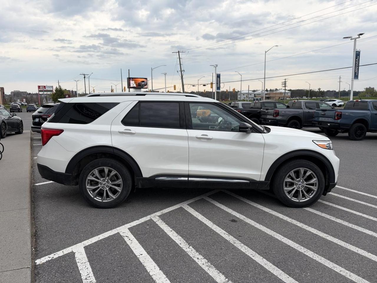2023 Ford Explorer LIMITED Photo3