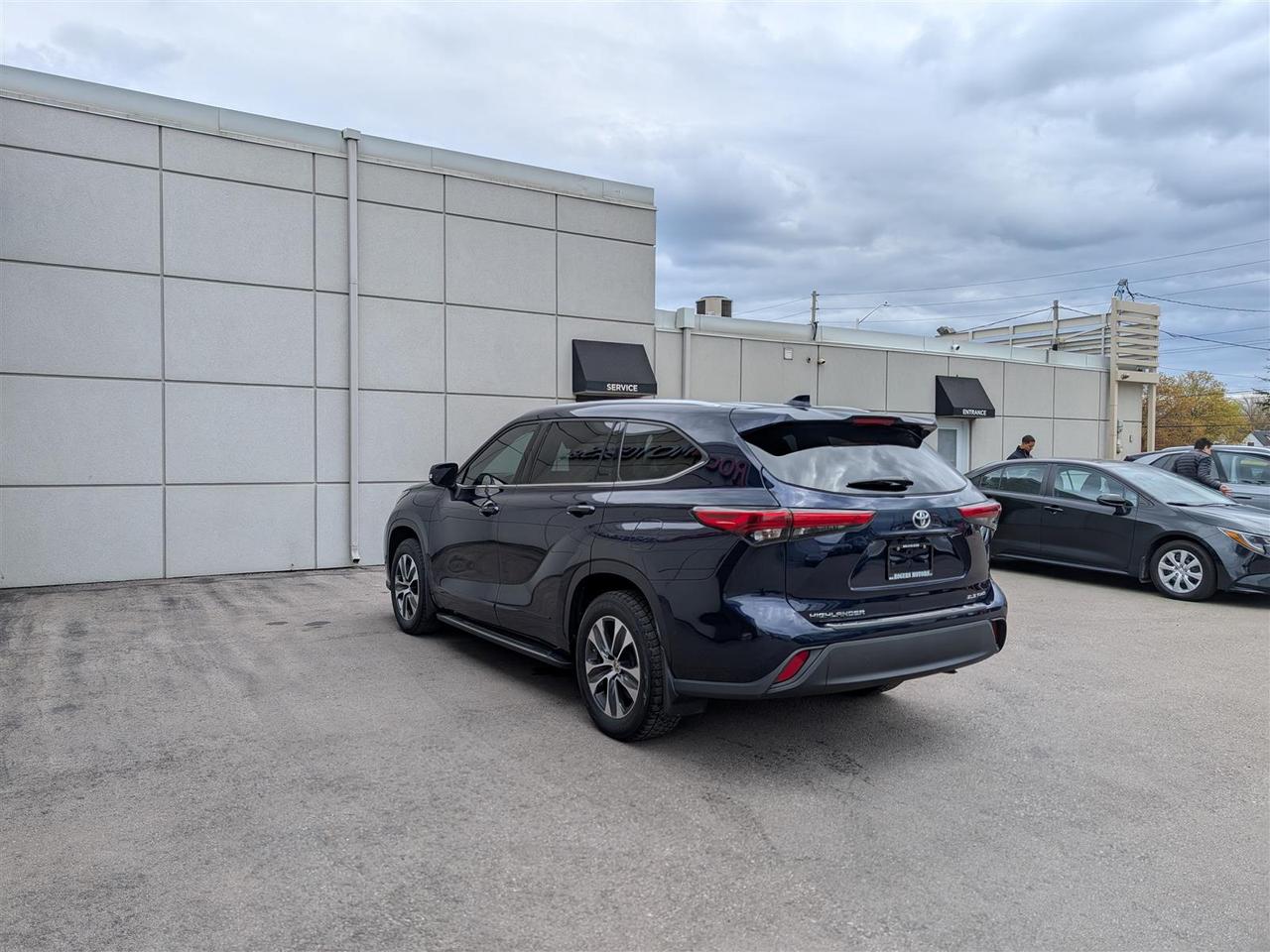 2021 Toyota Highlander XLE AWD - 8 PASS - SUNROOF - TECH FEATS Photo2
