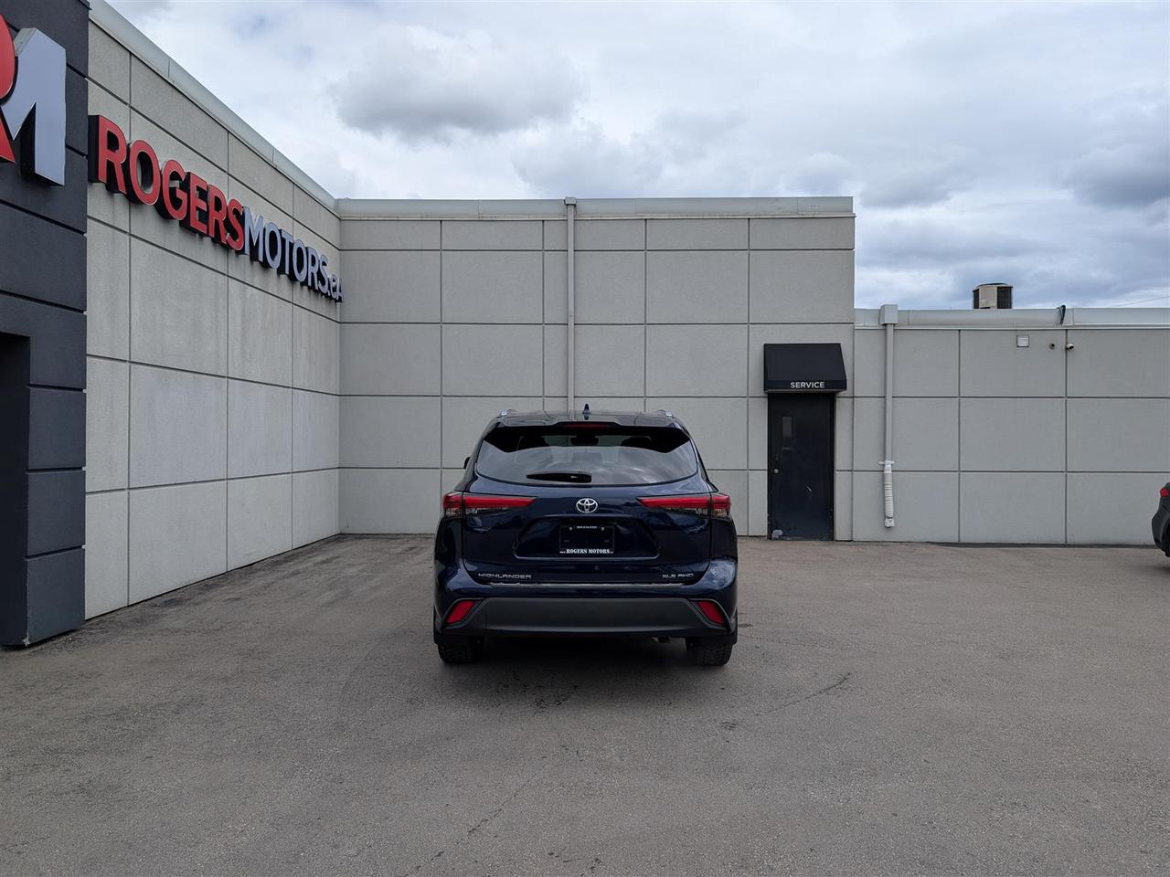 2021 Toyota Highlander XLE AWD - 8 PASS - SUNROOF - TECH FEATS Photo