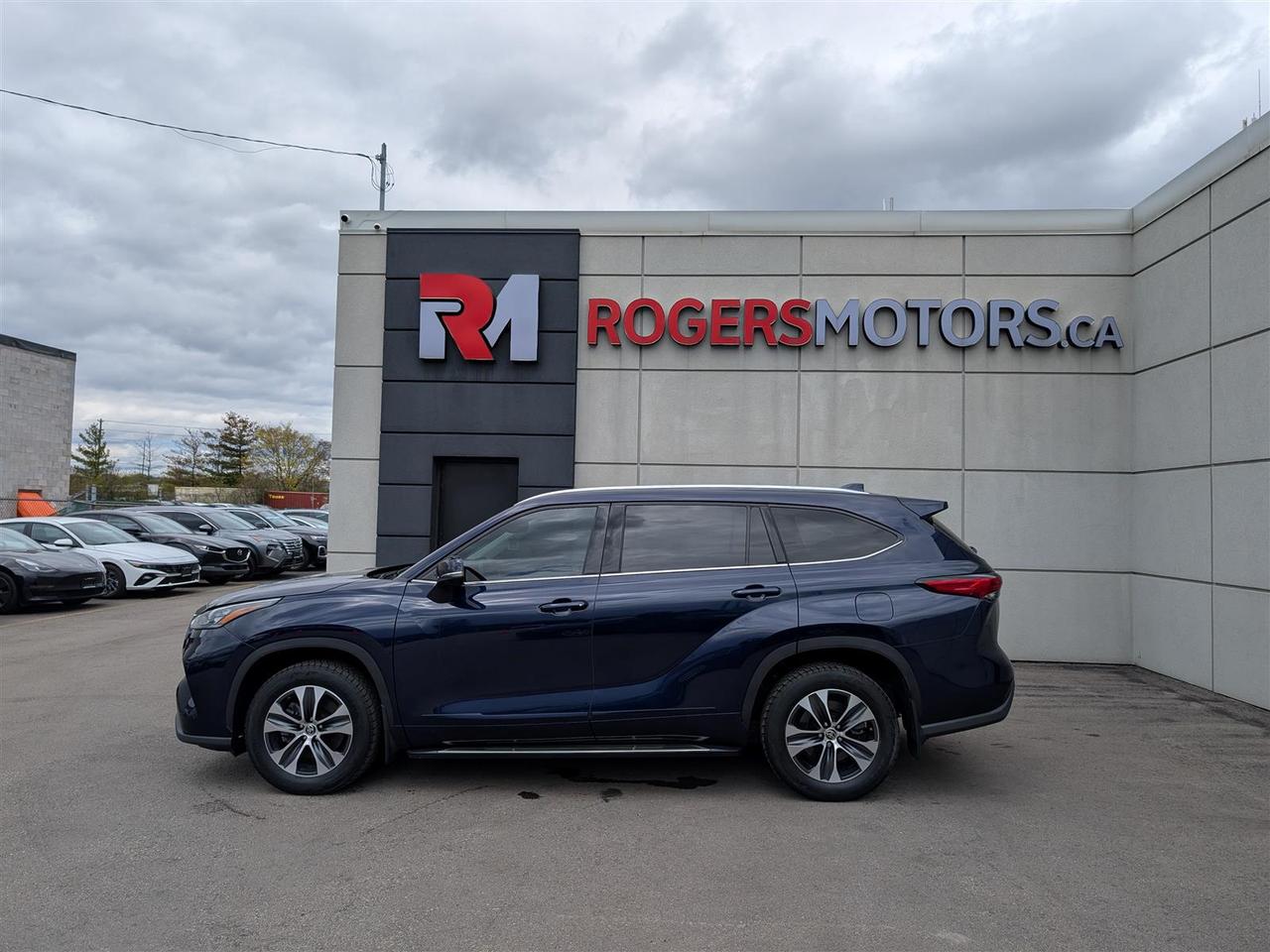 2021 Toyota Highlander XLE AWD - 8 PASS - SUNROOF - TECH FEATS Photo