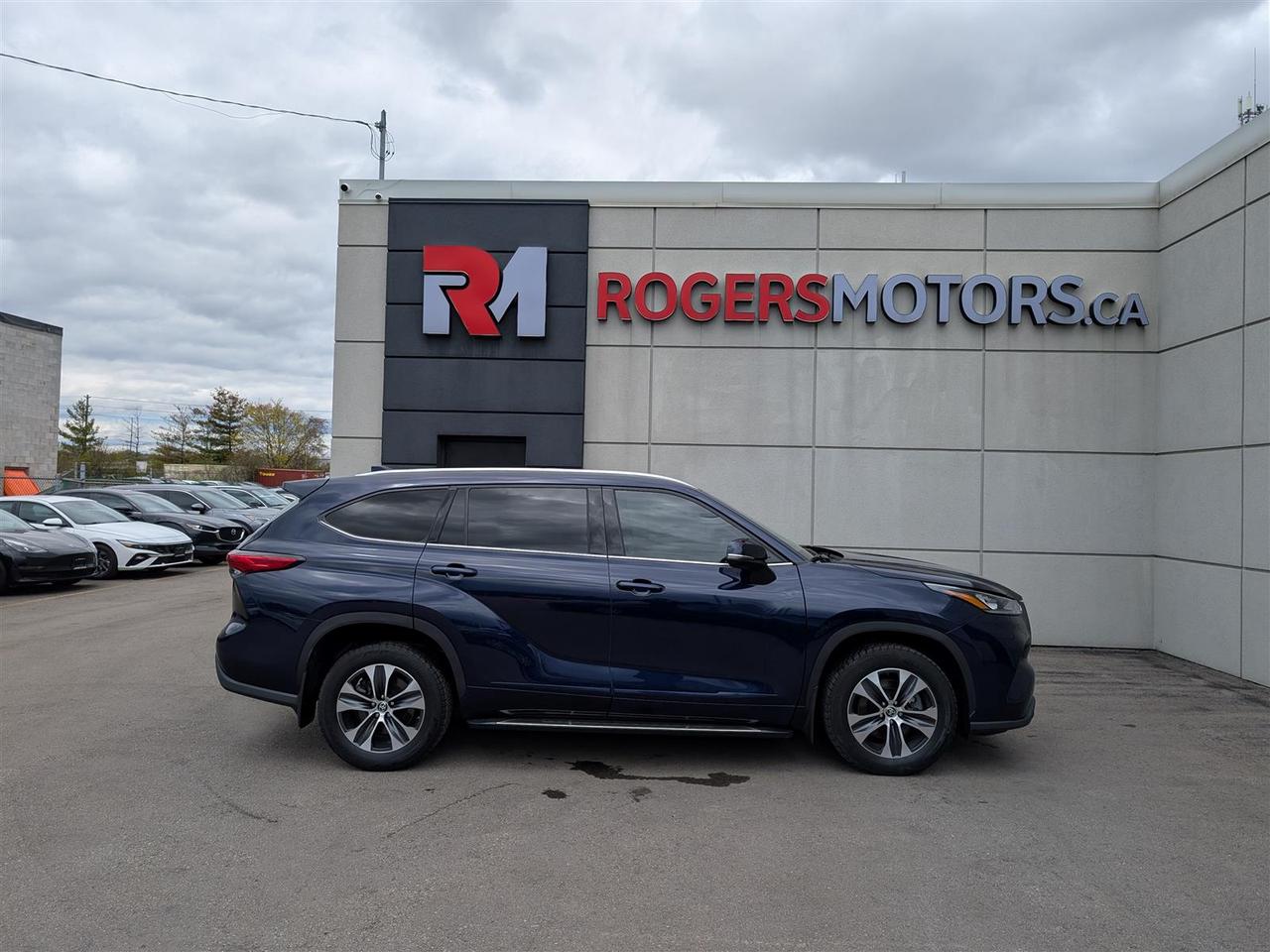 2021 Toyota Highlander XLE AWD - 8 PASS - SUNROOF - TECH FEATS Photo