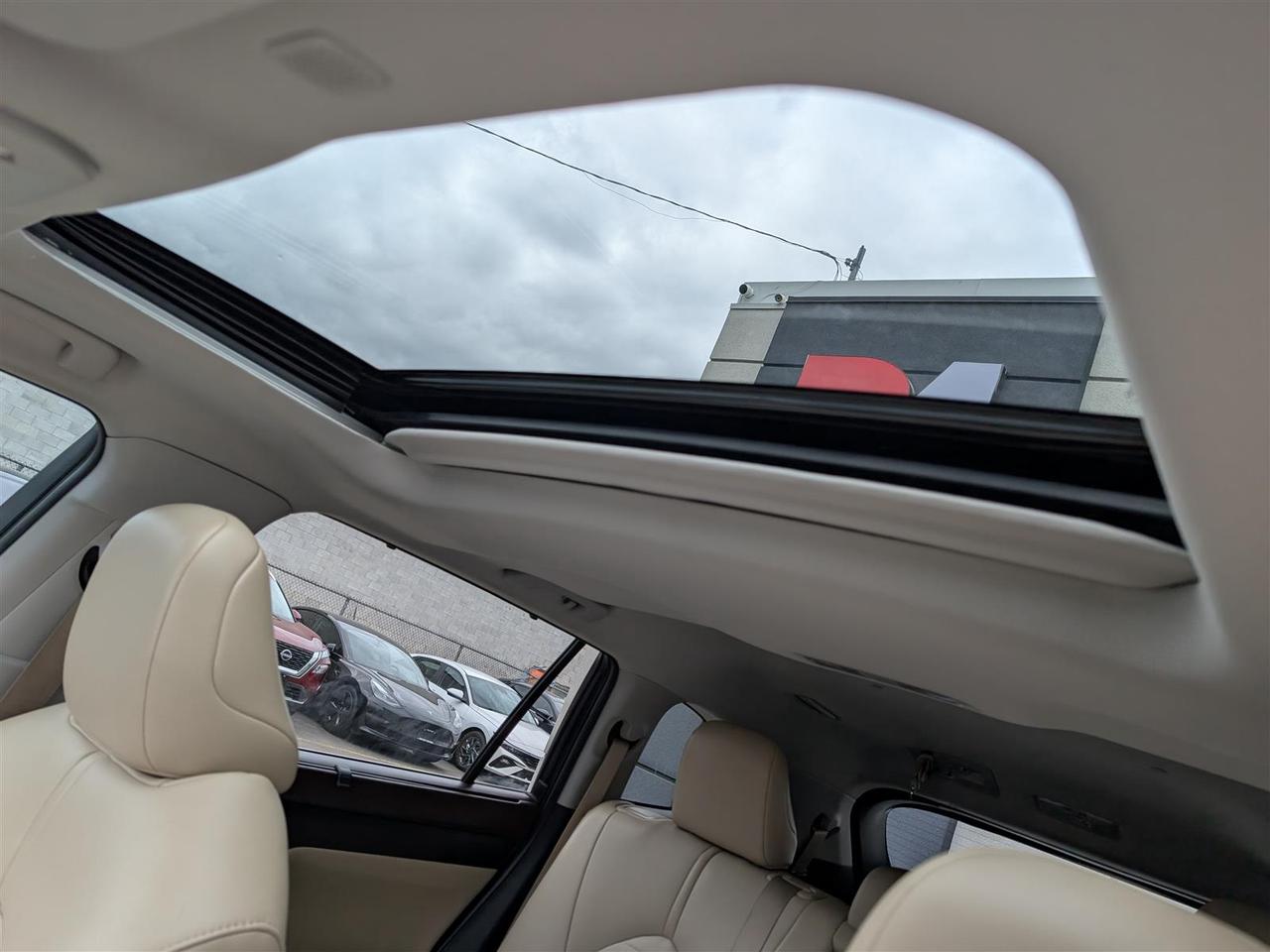 2021 Toyota Highlander XLE AWD - 8 PASS - SUNROOF - TECH FEATS Photo