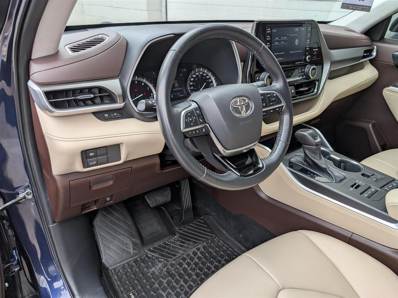 2021 Toyota Highlander XLE AWD - 8 PASS - SUNROOF - TECH FEATS Photo