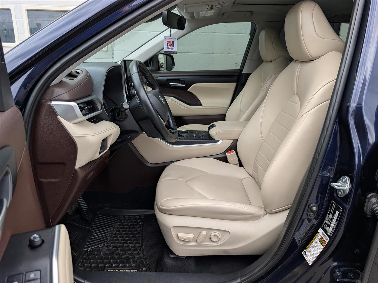 2021 Toyota Highlander XLE AWD - 8 PASS - SUNROOF - TECH FEATS Photo