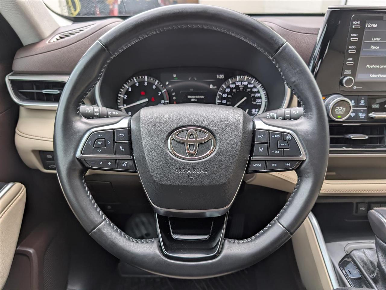 2021 Toyota Highlander XLE AWD - 8 PASS - SUNROOF - TECH FEATS Photo