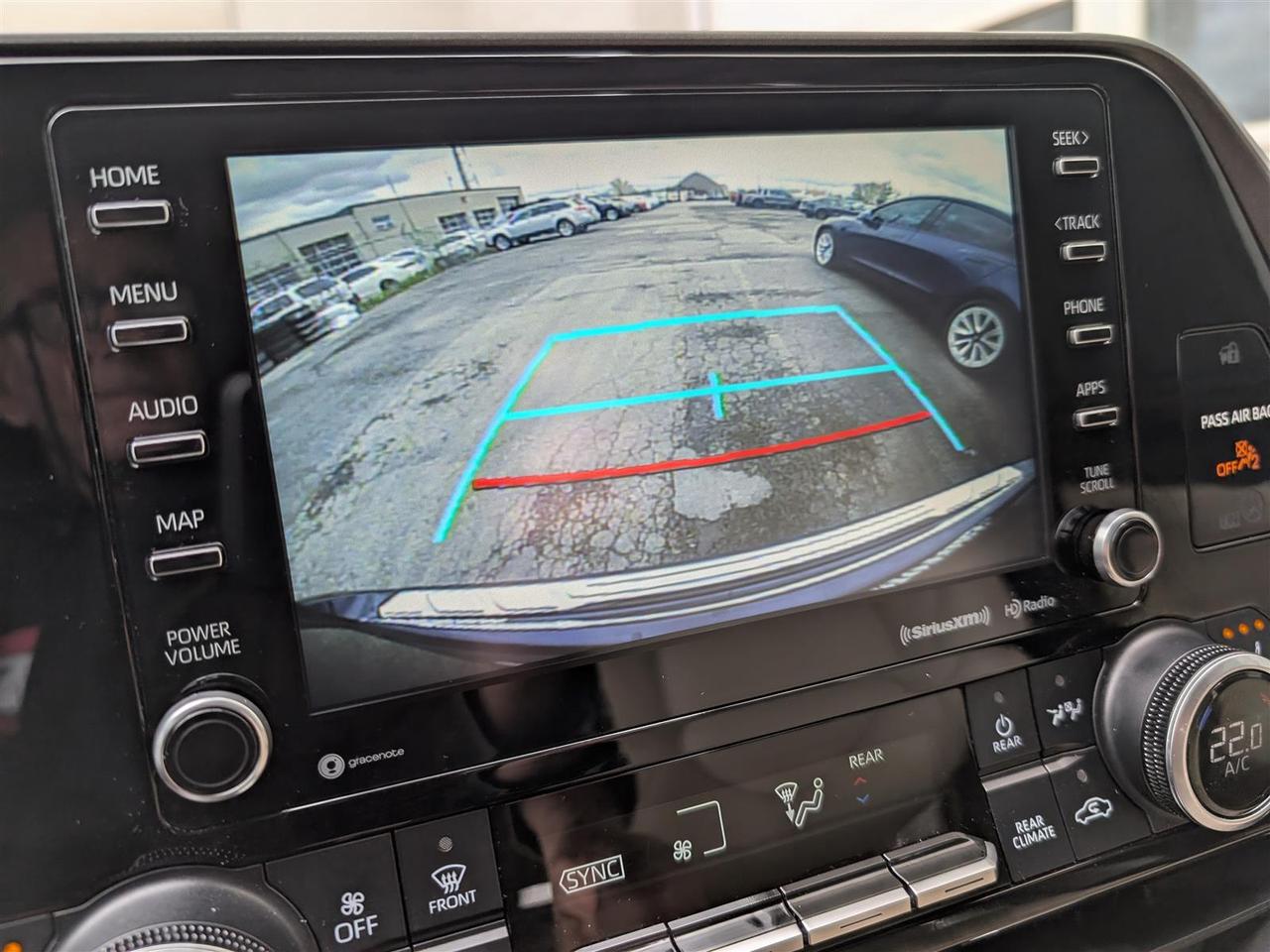 2021 Toyota Highlander XLE AWD - 8 PASS - SUNROOF - TECH FEATS Photo