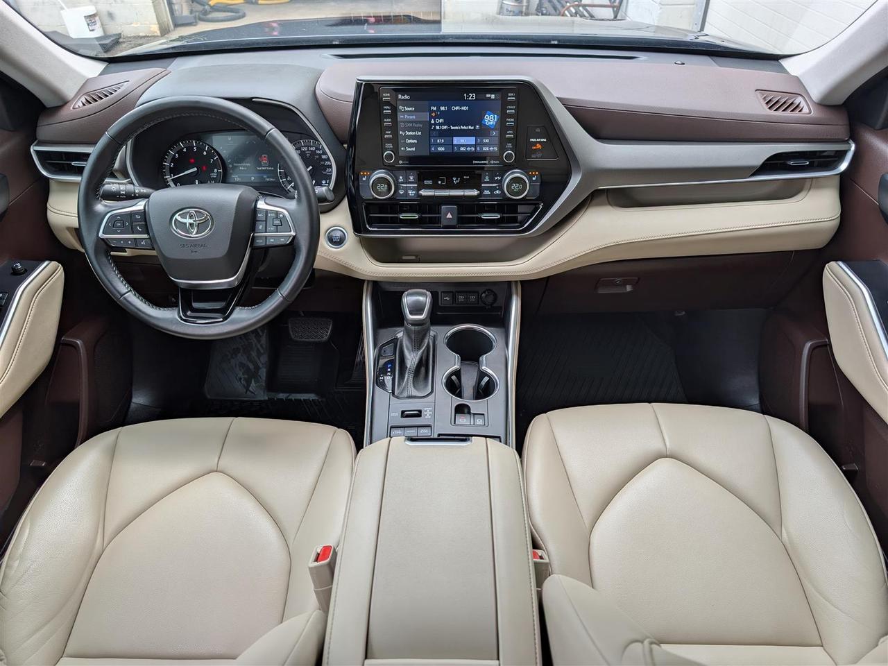 2021 Toyota Highlander XLE AWD - 8 PASS - SUNROOF - TECH FEATS Photo