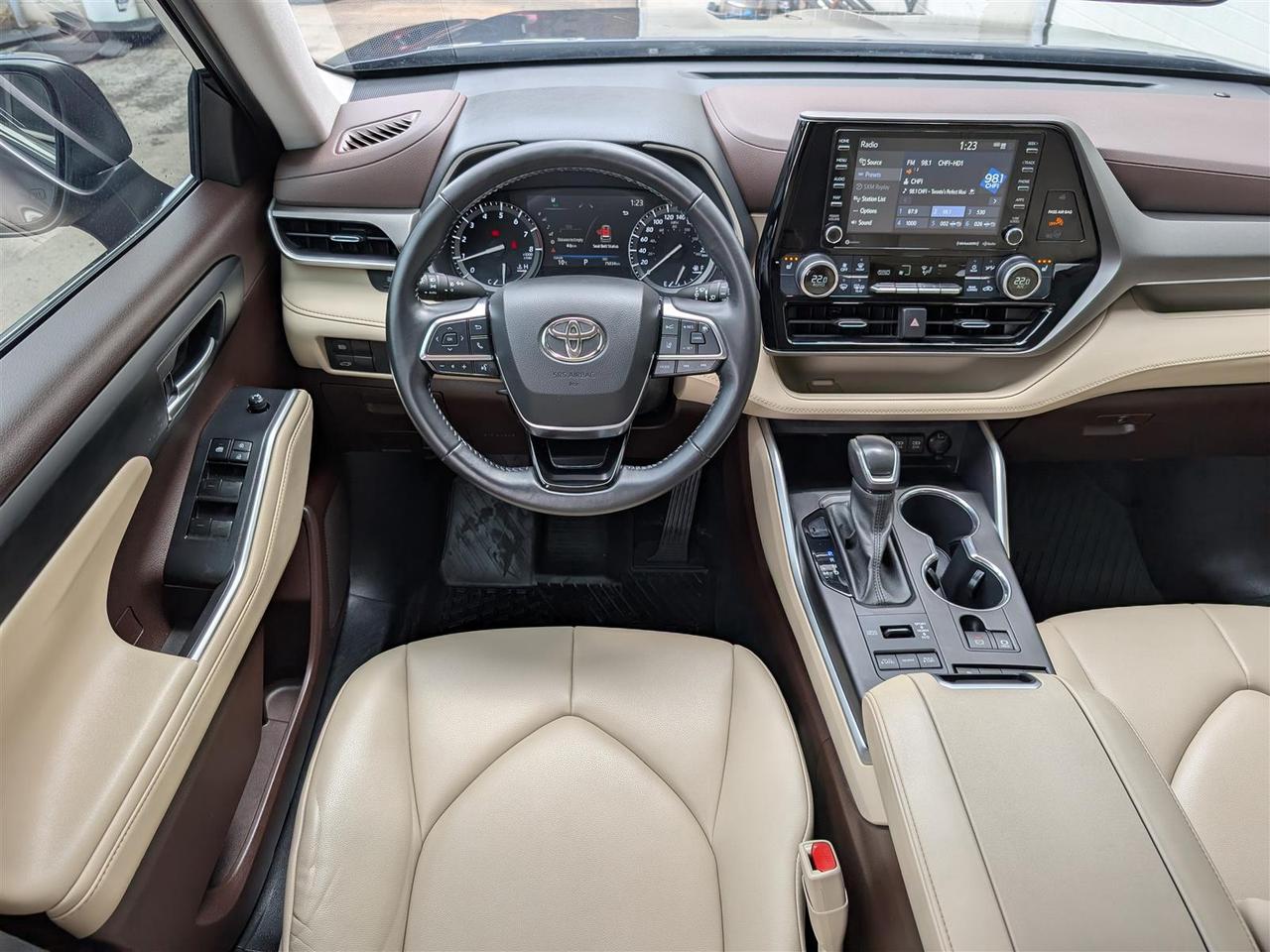 2021 Toyota Highlander XLE AWD - 8 PASS - SUNROOF - TECH FEATS Photo