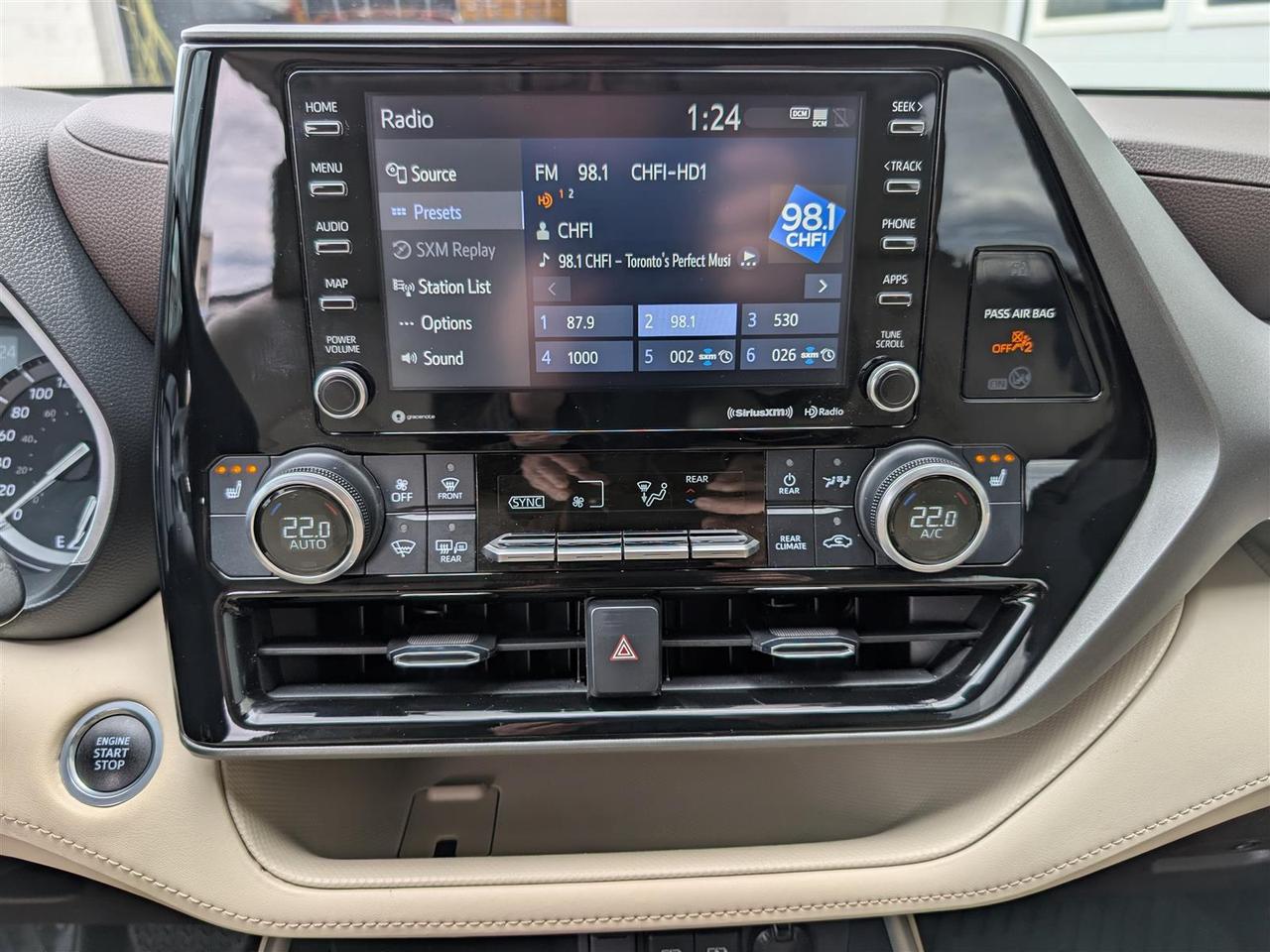 2021 Toyota Highlander XLE AWD - 8 PASS - SUNROOF - TECH FEATS Photo