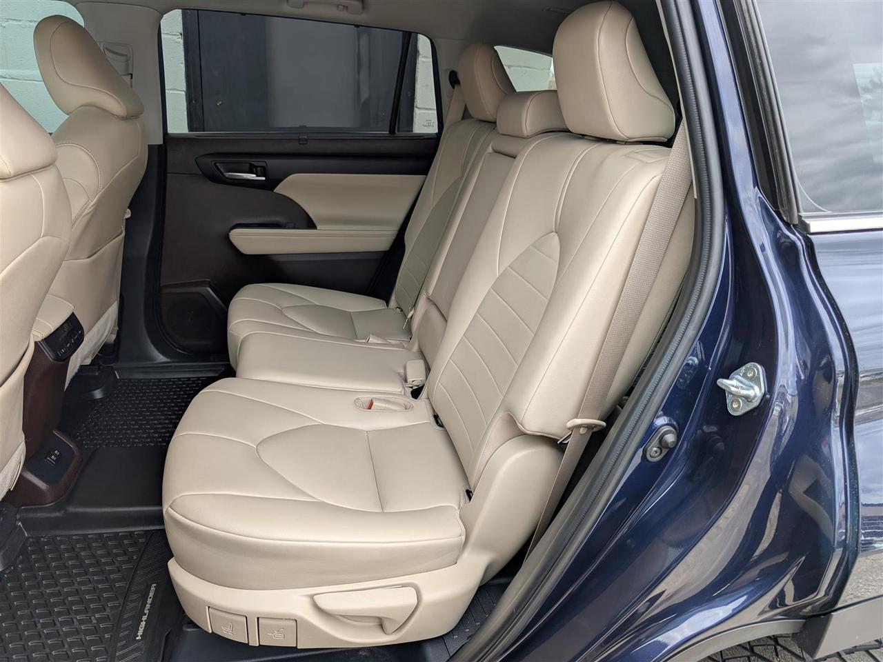 2021 Toyota Highlander XLE AWD - 8 PASS - SUNROOF - TECH FEATS Photo