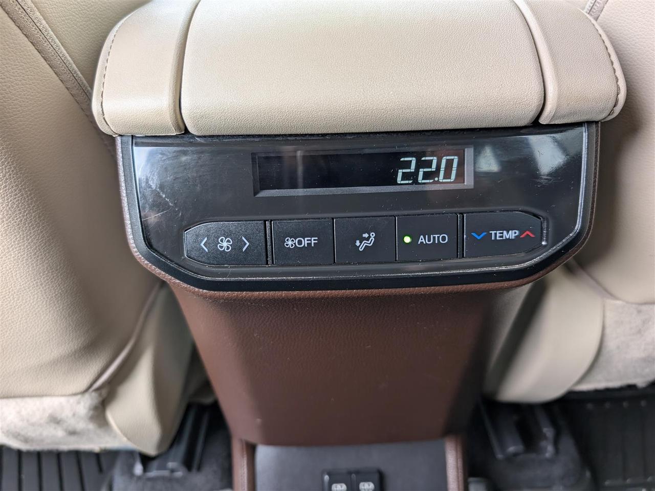 2021 Toyota Highlander XLE AWD - 8 PASS - SUNROOF - TECH FEATS Photo