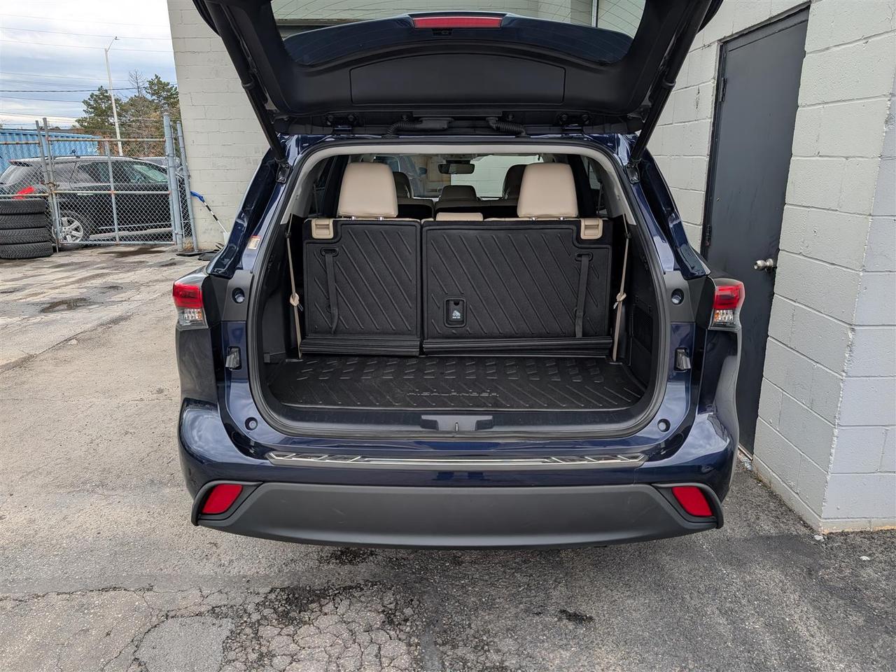2021 Toyota Highlander XLE AWD - 8 PASS - SUNROOF - TECH FEATS Photo