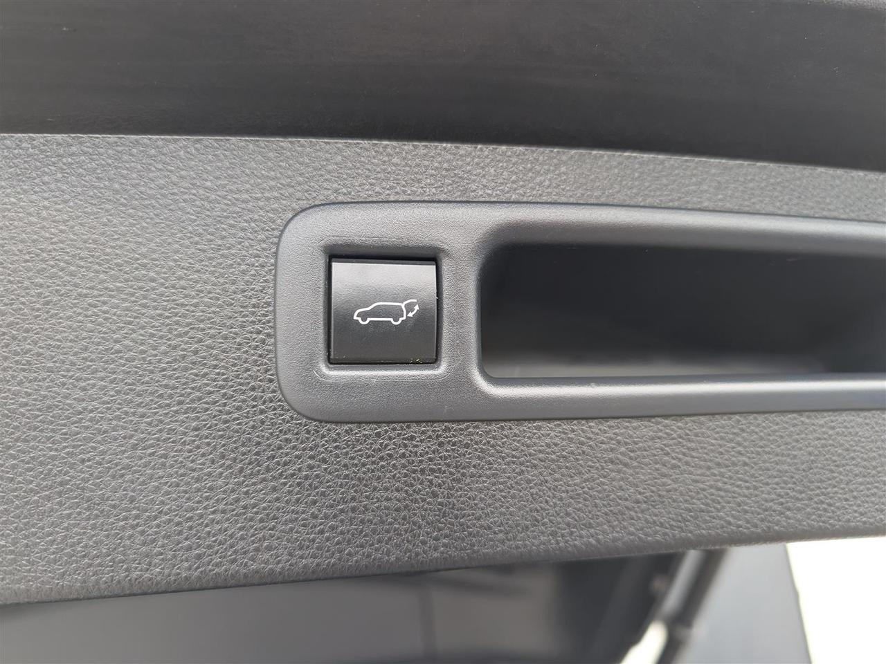 2021 Toyota Highlander XLE AWD - 8 PASS - SUNROOF - TECH FEATS Photo