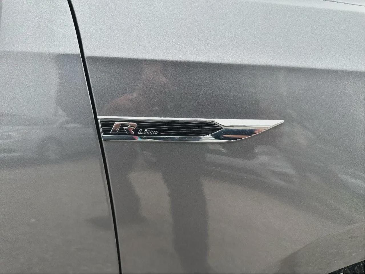 2018 Volkswagen Passat Highline R-LINE Photo