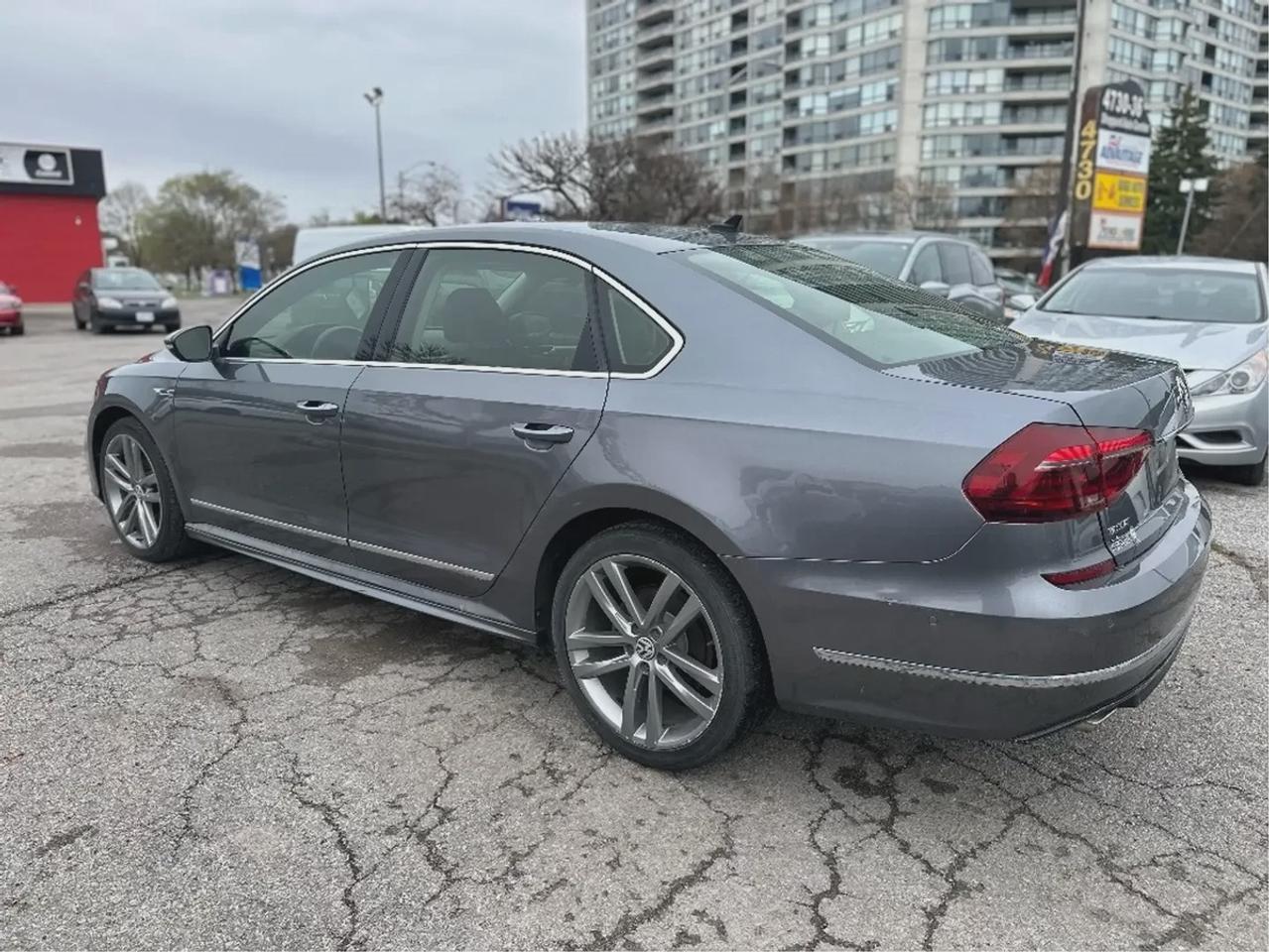 2018 Volkswagen Passat Highline R-LINE Photo