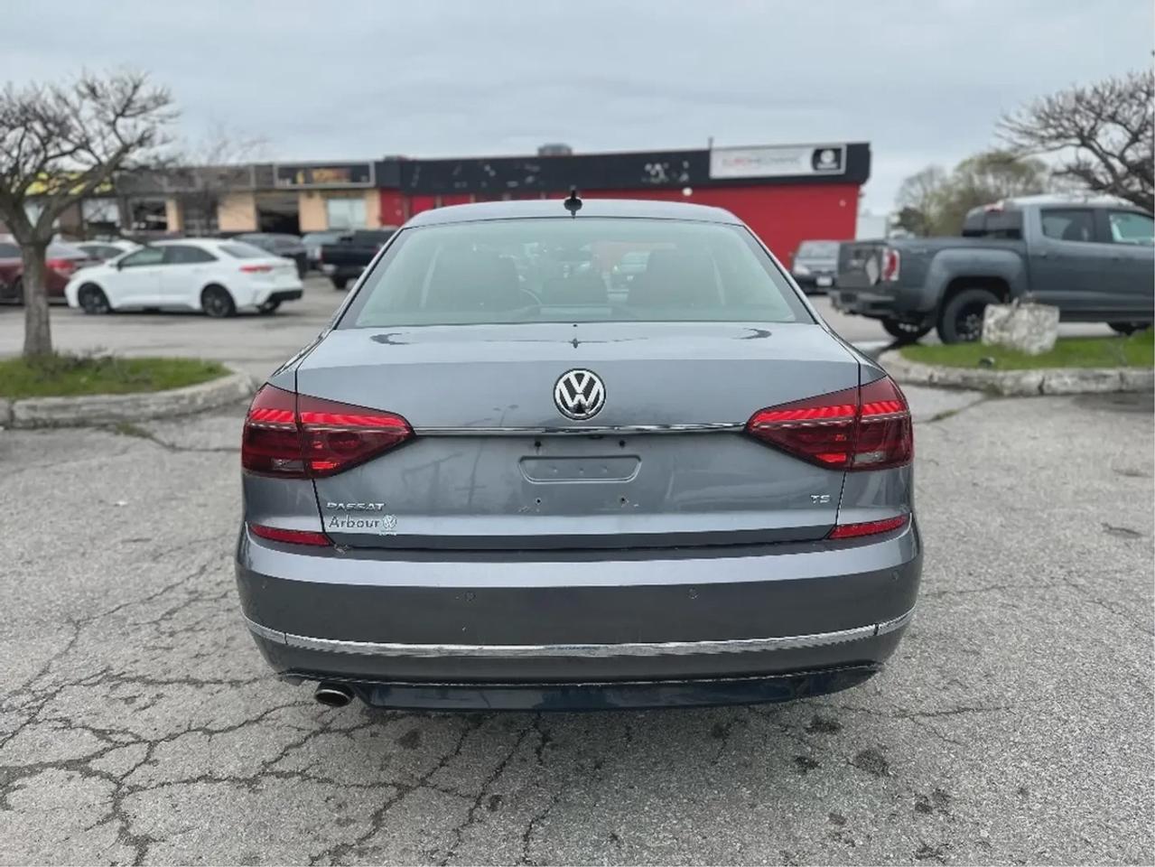 2018 Volkswagen Passat Highline R-LINE Photo