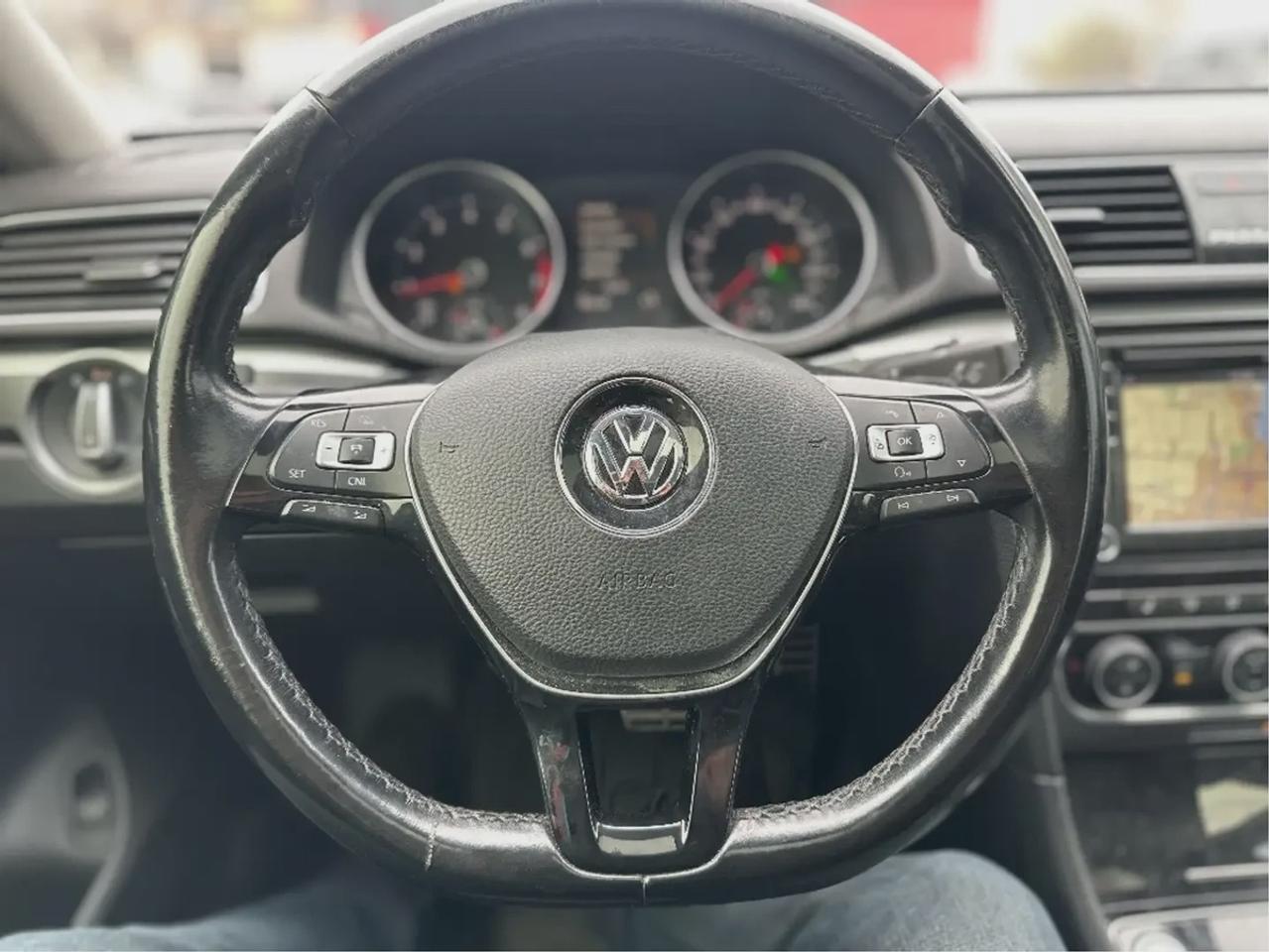 2018 Volkswagen Passat Highline R-LINE Photo