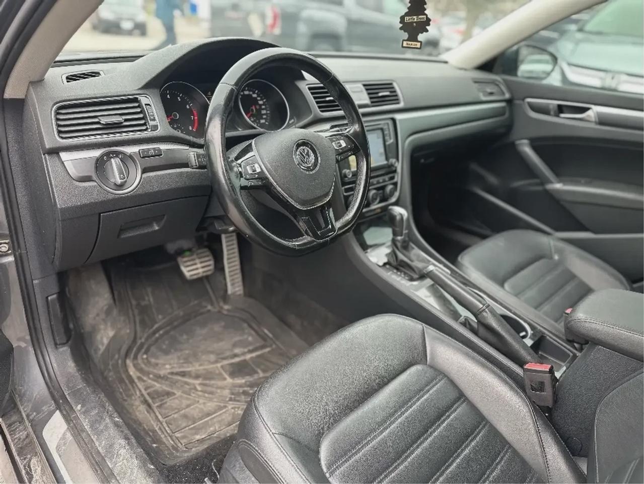 2018 Volkswagen Passat Highline R-LINE Photo