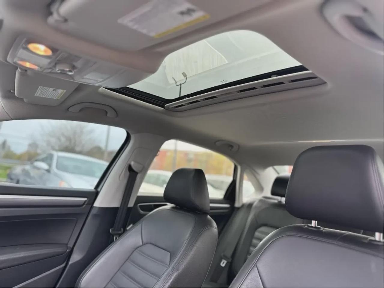 2018 Volkswagen Passat Highline R-LINE Photo