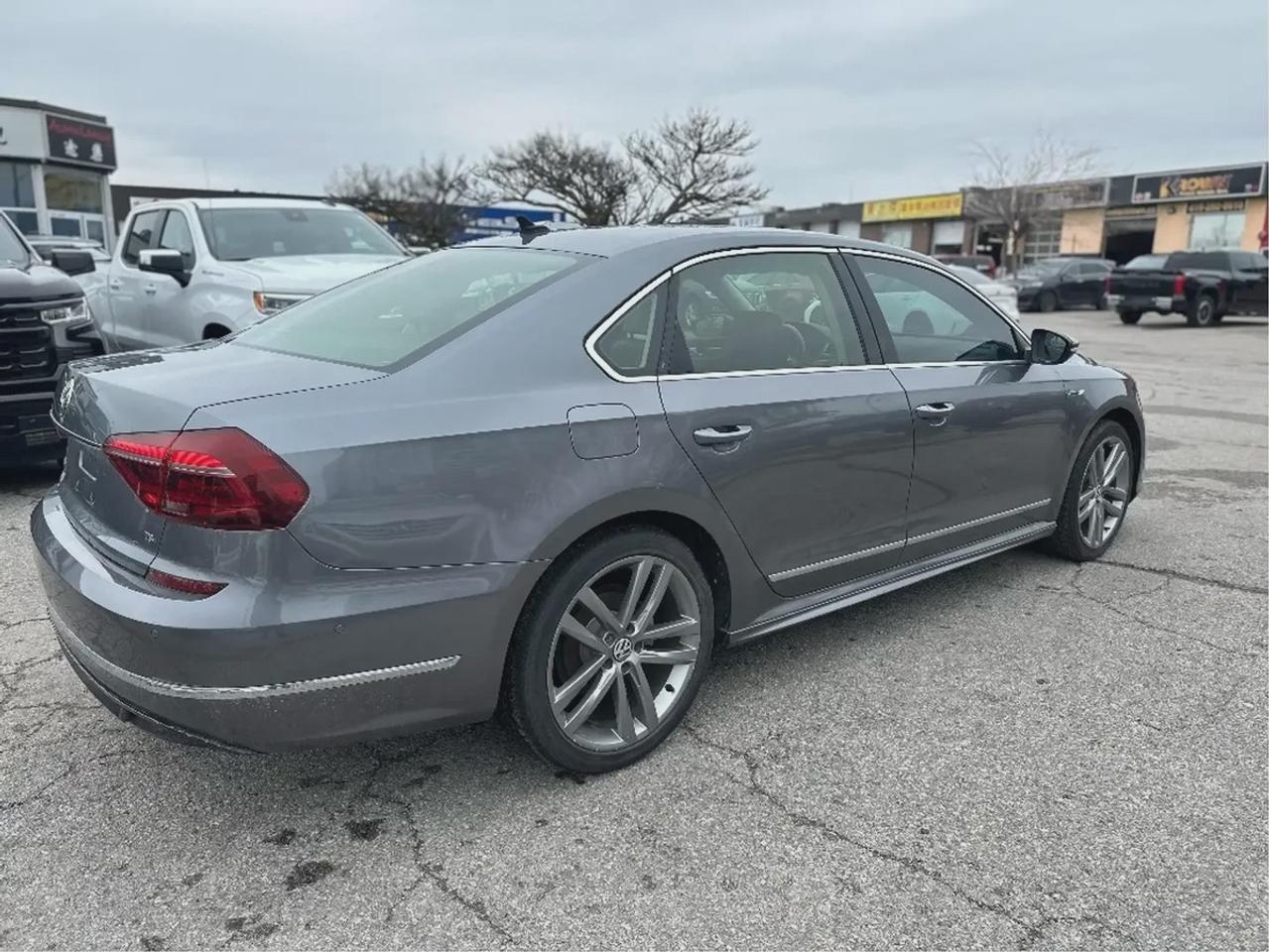 2018 Volkswagen Passat Highline R-LINE Photo