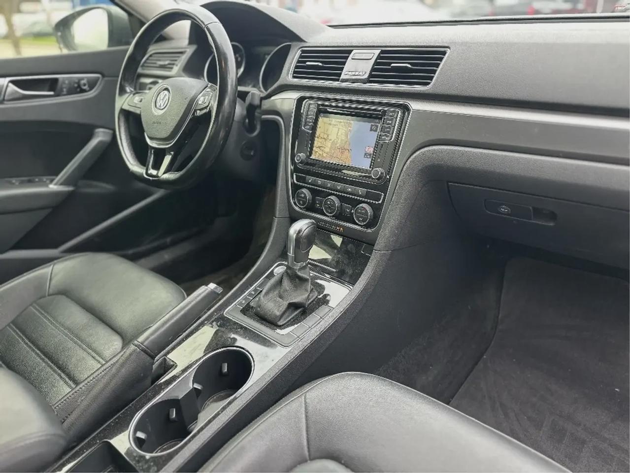2018 Volkswagen Passat Highline R-LINE Photo