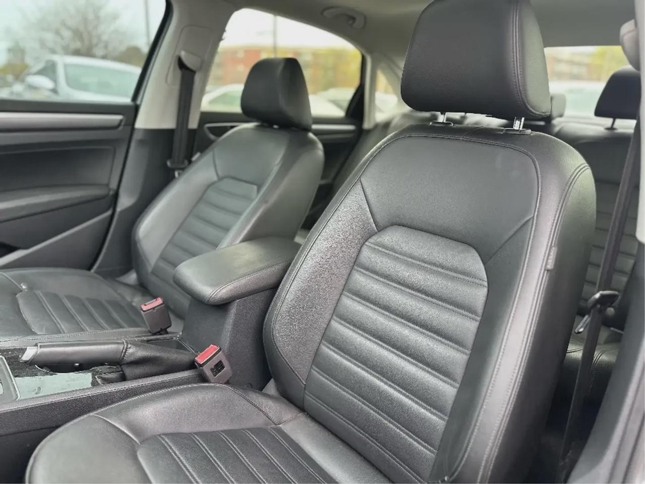 2018 Volkswagen Passat Highline R-LINE Photo