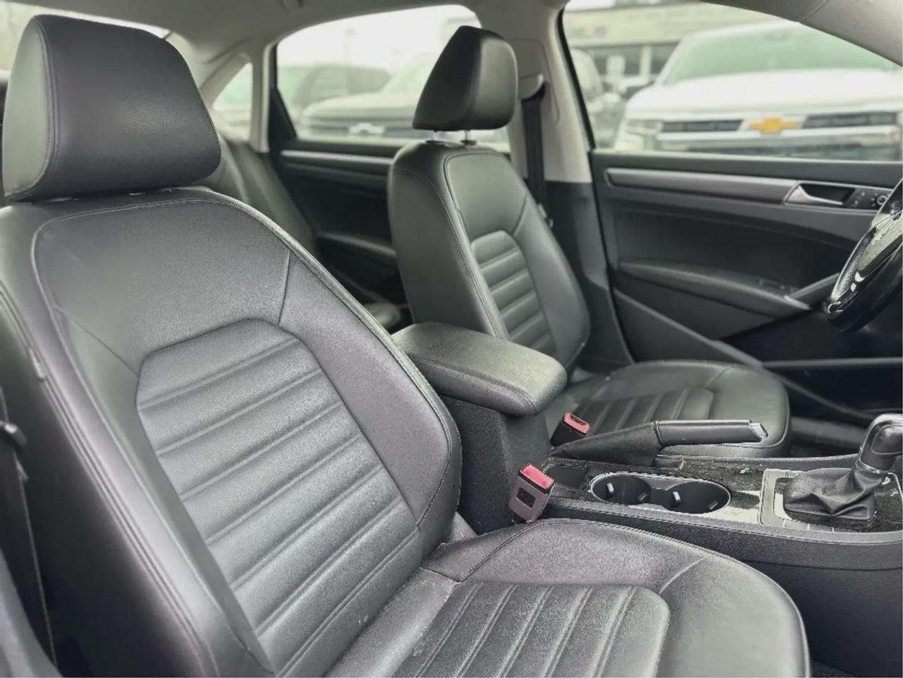 2018 Volkswagen Passat Highline R-LINE Photo