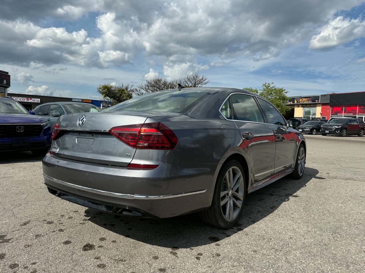2018 Volkswagen Passat Highline R-LINE Photo