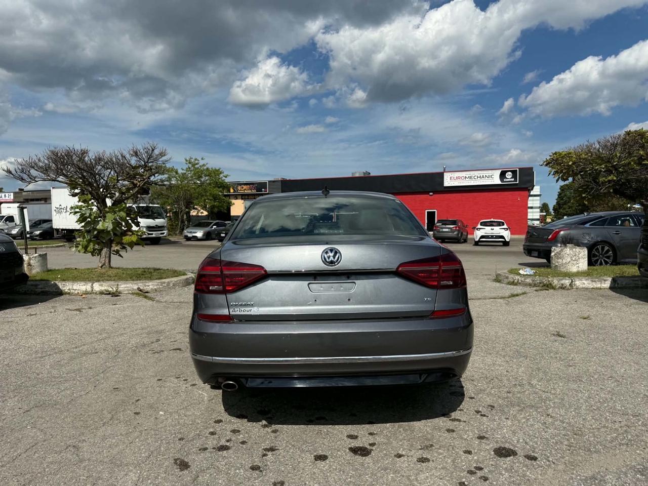 2018 Volkswagen Passat Highline R-LINE Photo