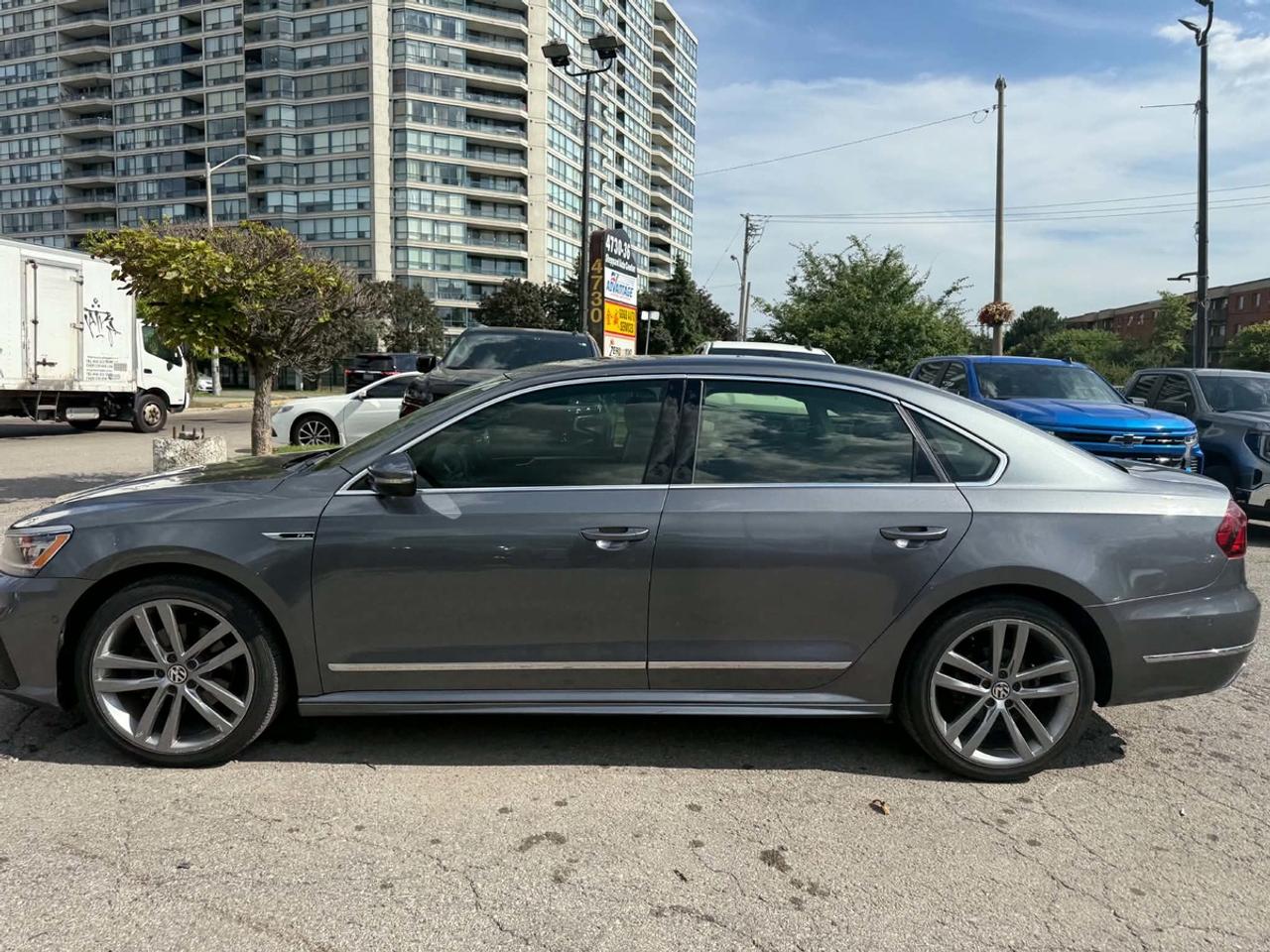 2018 Volkswagen Passat Highline R-LINE Photo