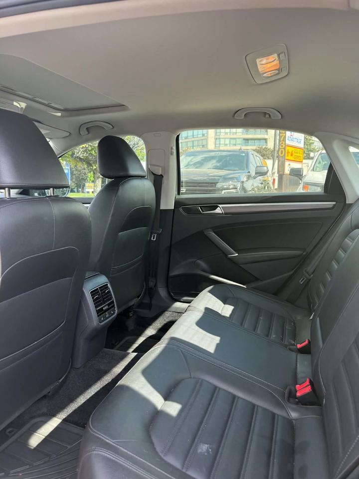 2018 Volkswagen Passat Highline R-LINE Photo