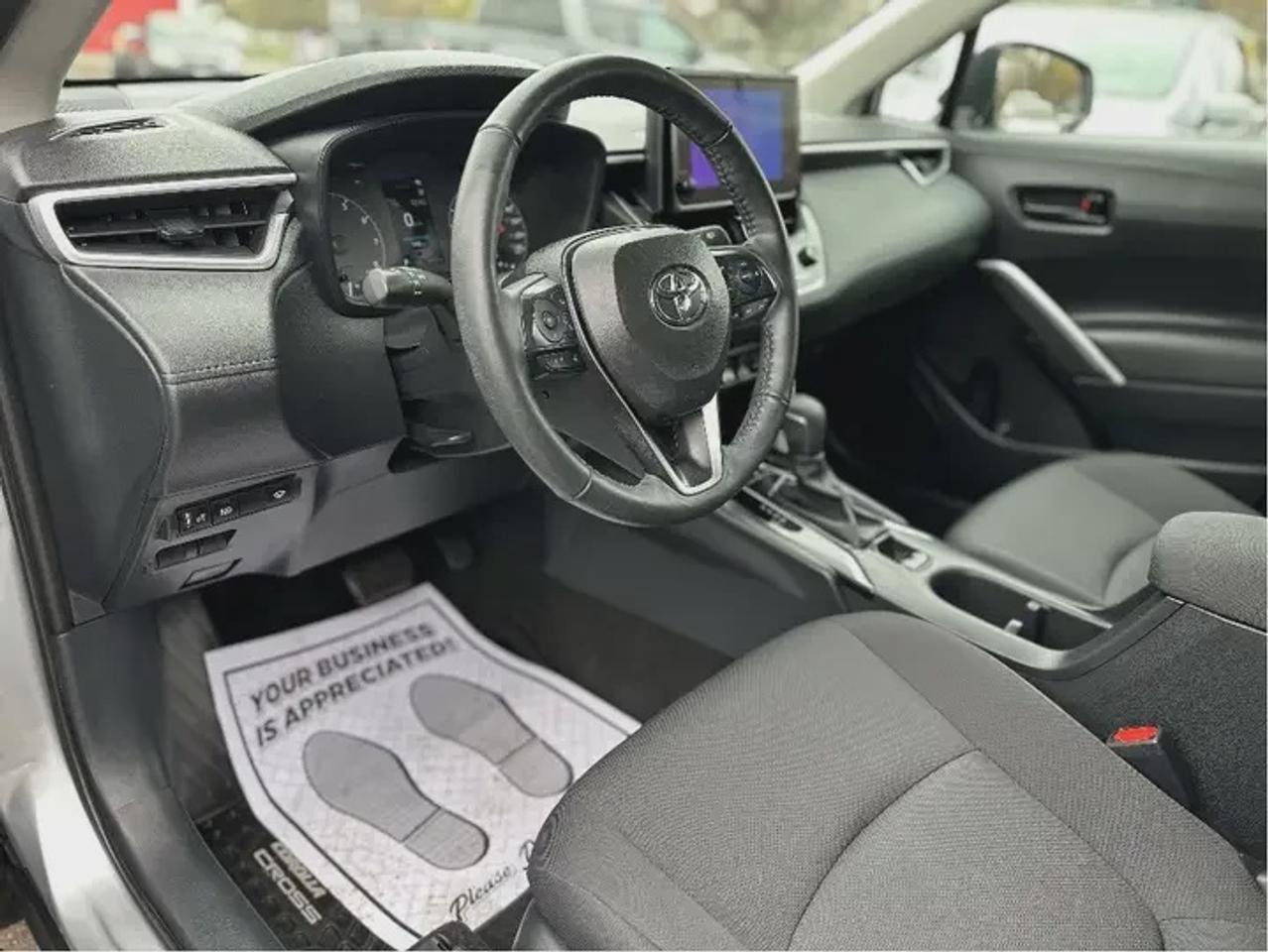 2024 Toyota Corolla Cross LE Photo