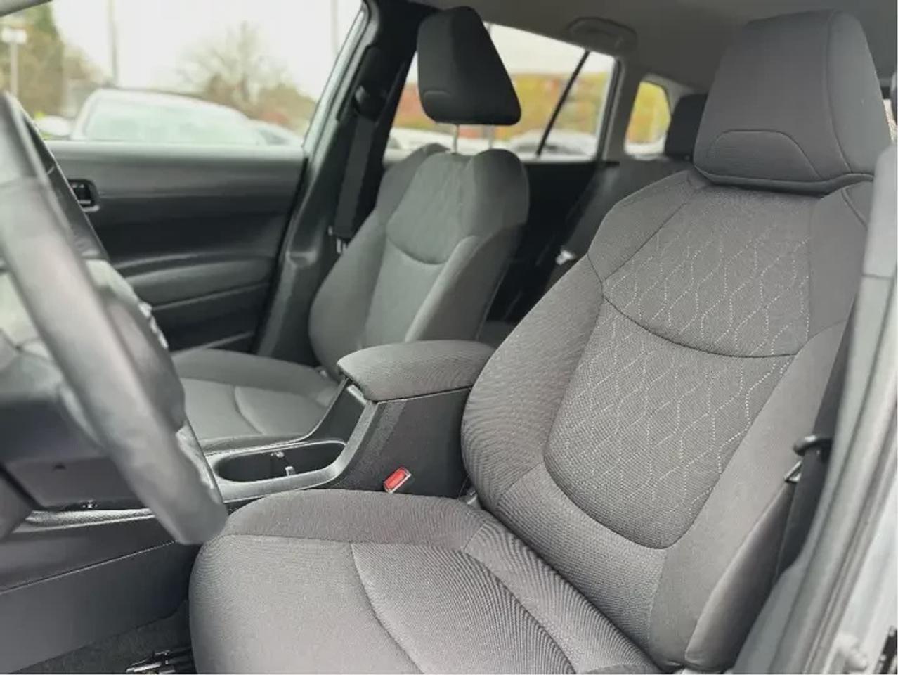 2024 Toyota Corolla Cross LE Photo