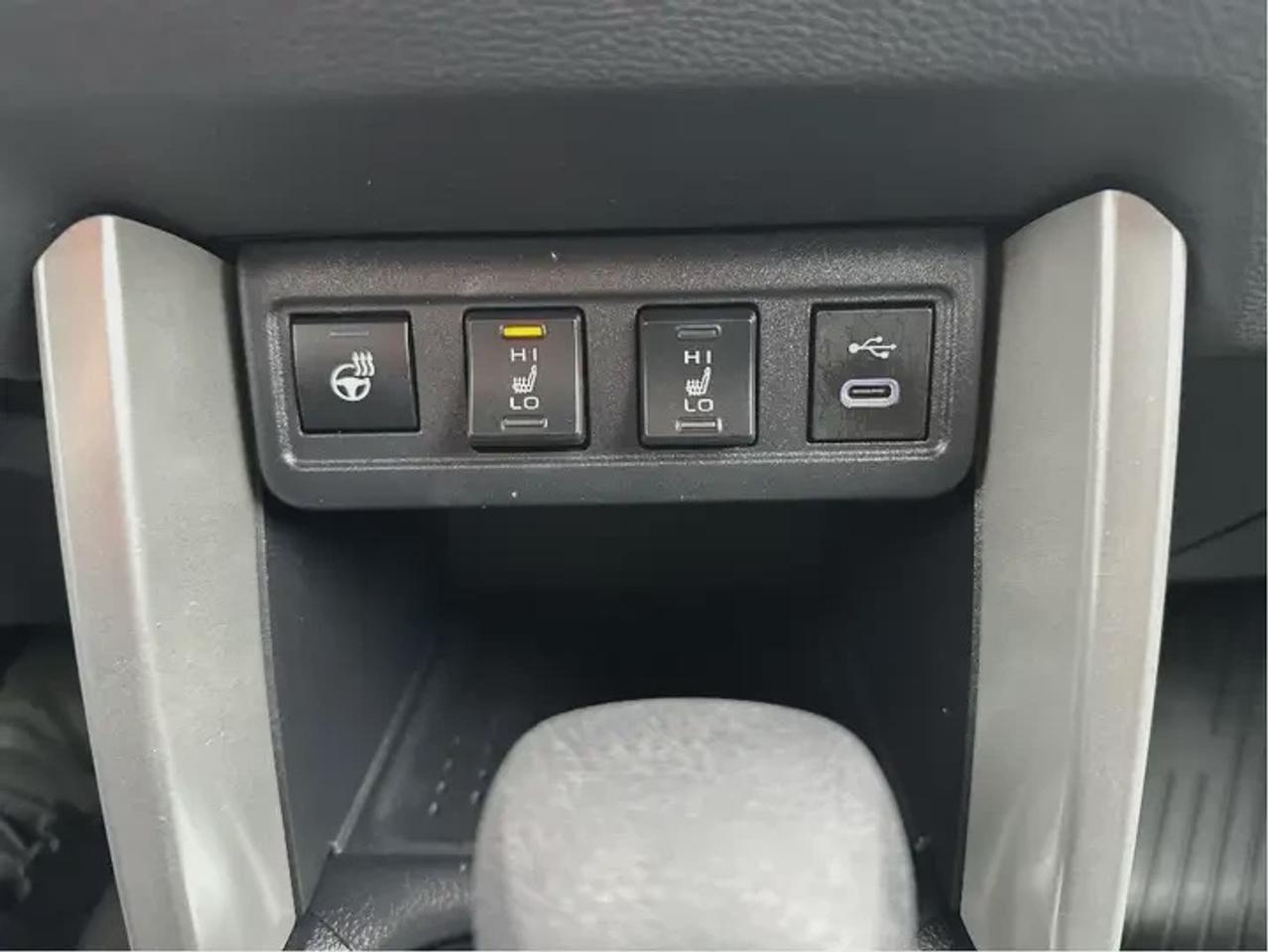 2024 Toyota Corolla Cross LE Photo