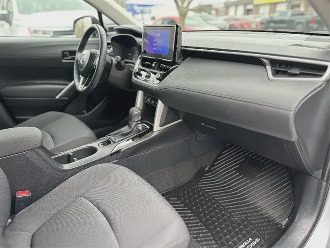 2024 Toyota Corolla Cross LE Photo