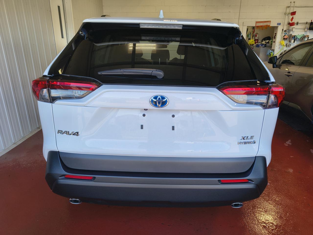 2023 Toyota RAV4 Hybrid XLE Photo0