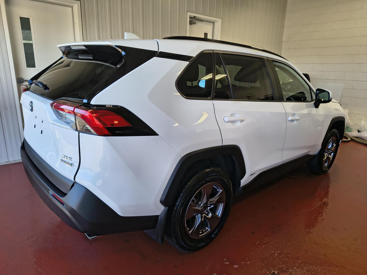 2023 Toyota RAV4 Hybrid XLE Photo0