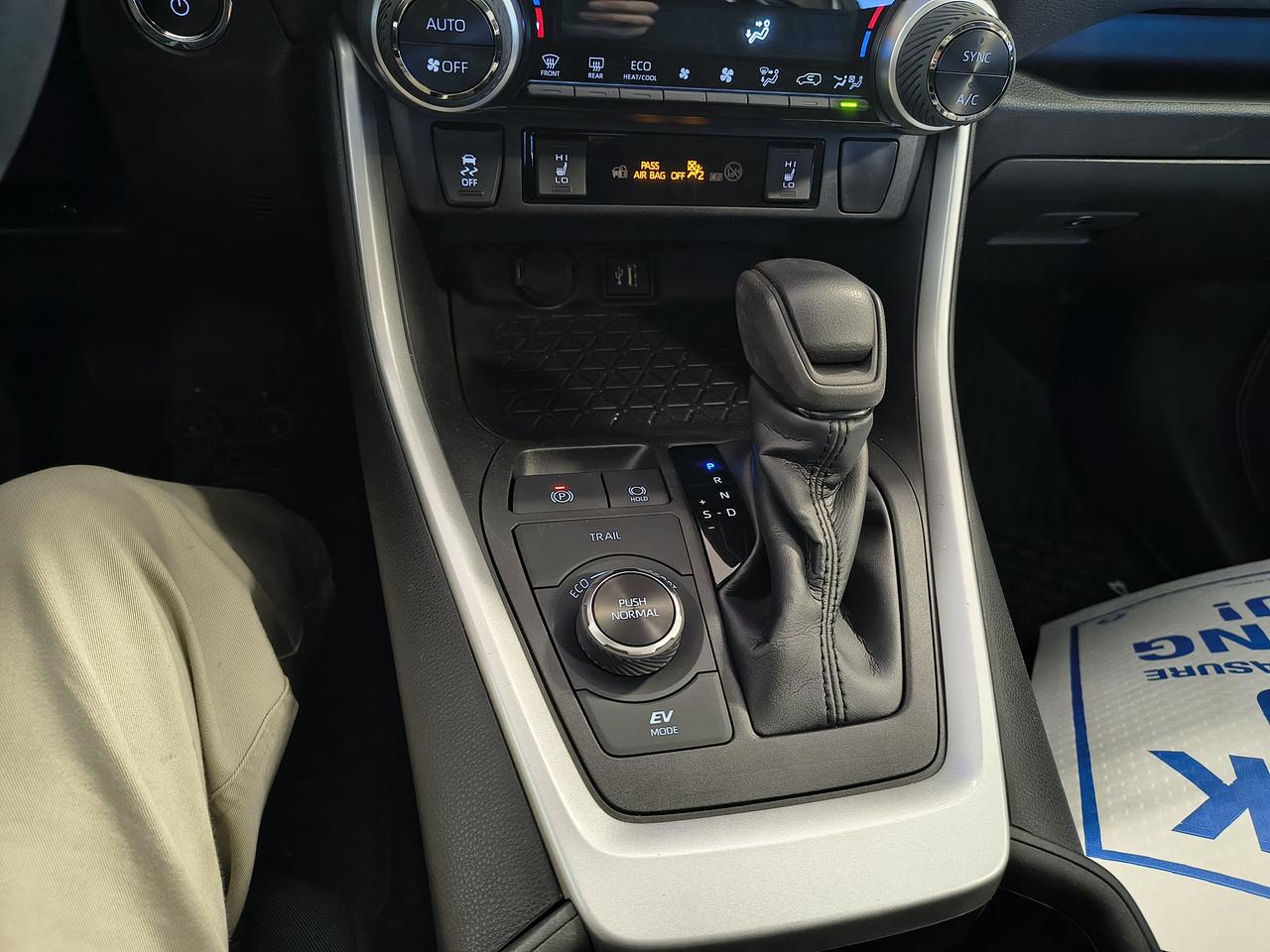2023 Toyota RAV4 Hybrid XLE Photo0