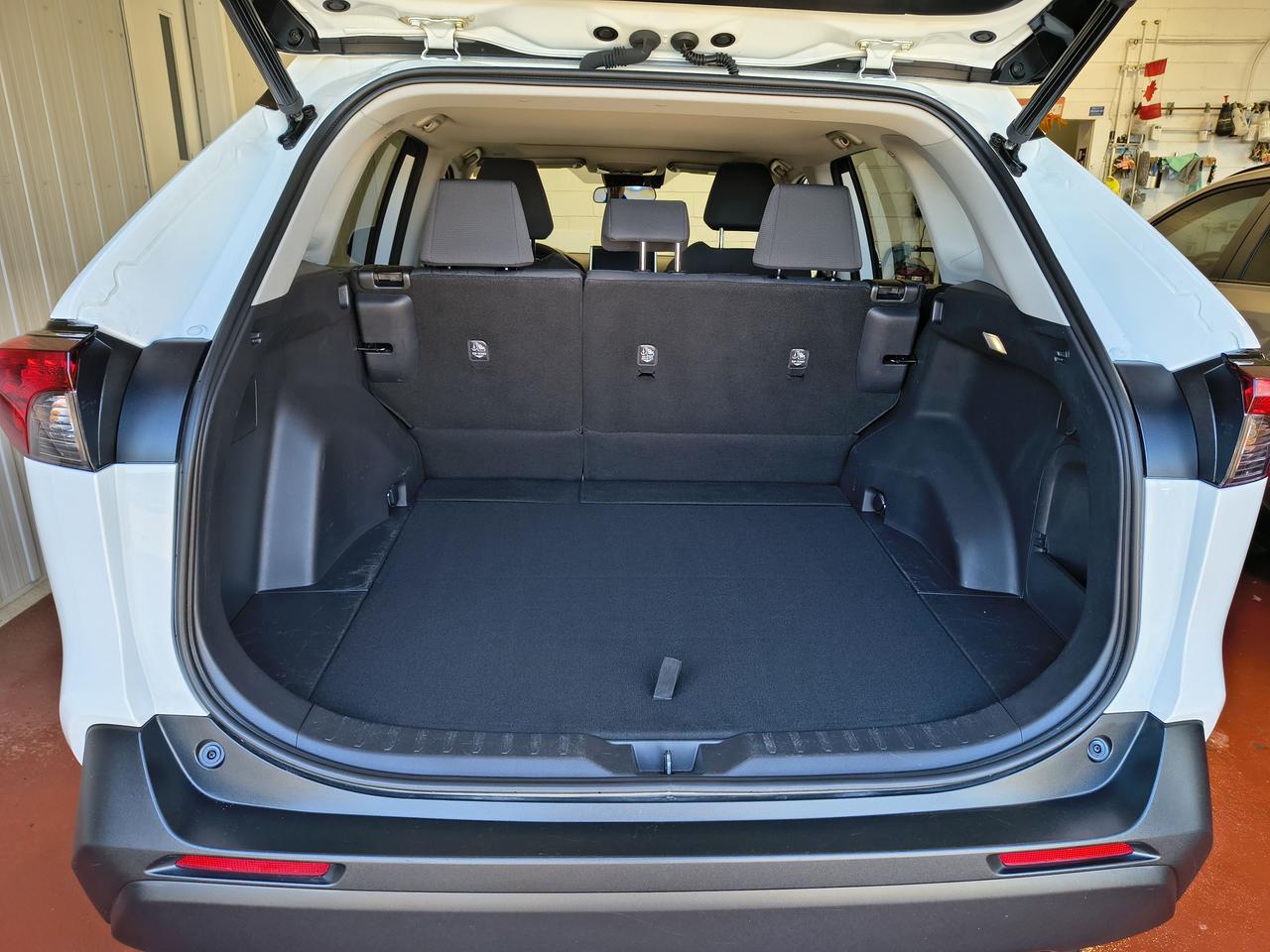 2023 Toyota RAV4 Hybrid XLE Photo0