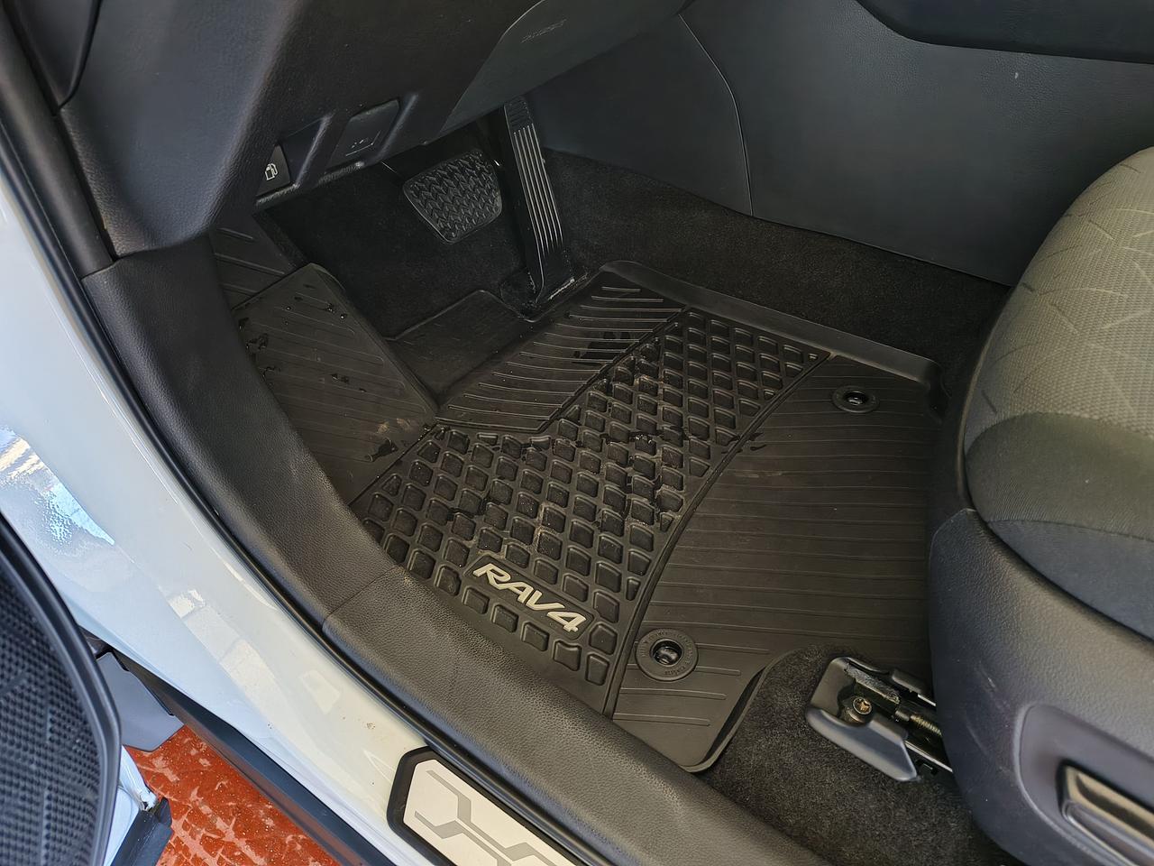 2023 Toyota RAV4 Hybrid XLE Photo0