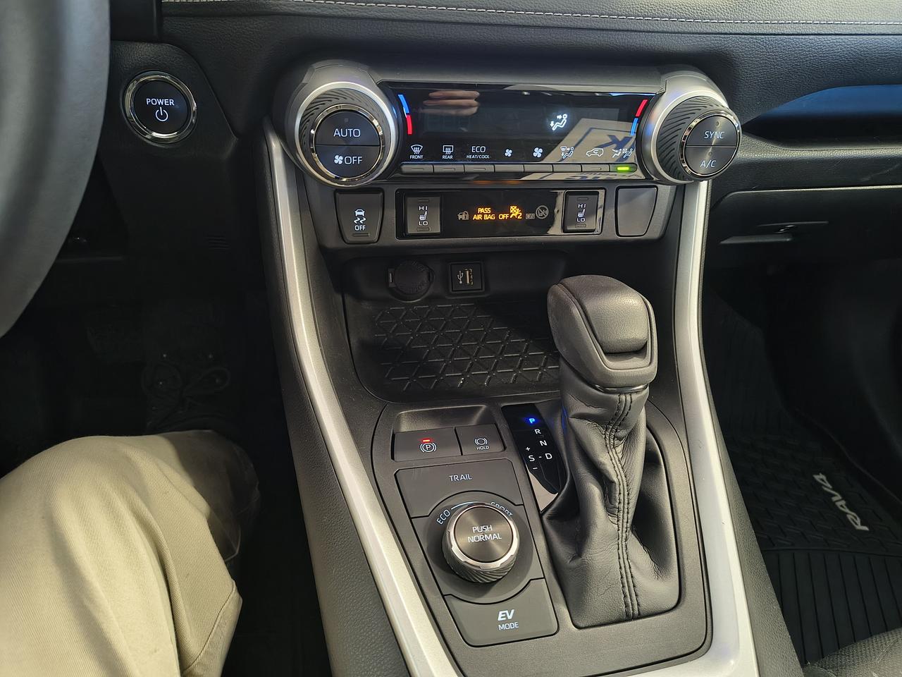 2023 Toyota RAV4 Hybrid XLE Photo0
