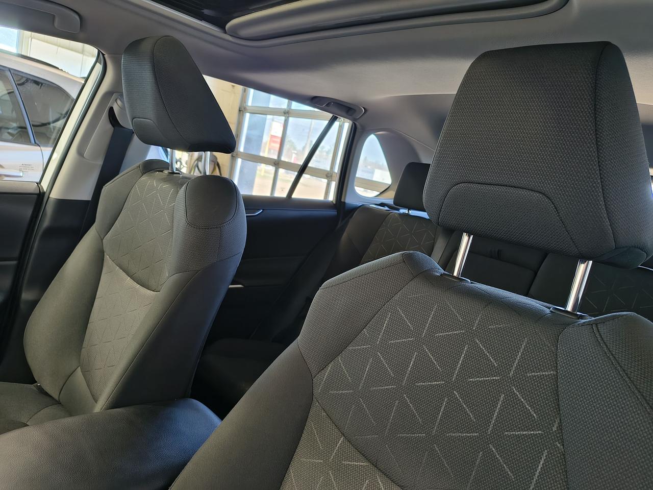 2023 Toyota RAV4 Hybrid XLE Photo0