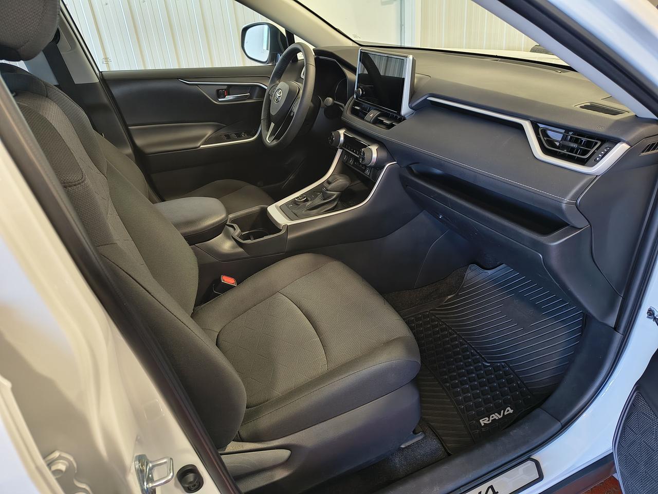 2023 Toyota RAV4 Hybrid XLE Photo0