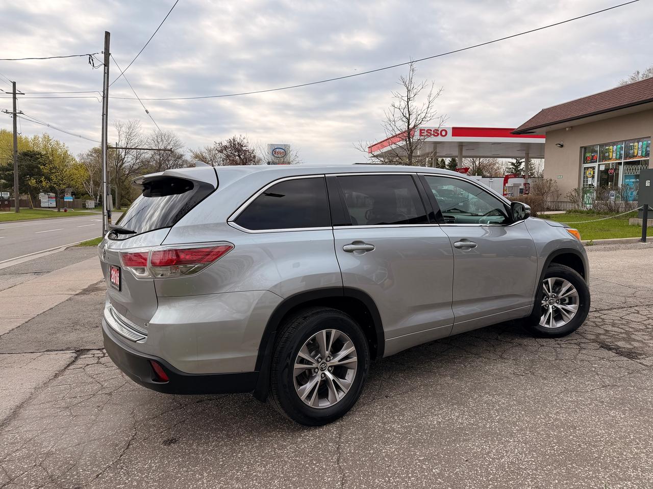 2016 Toyota Highlander LE 7 PASS NEW BRAKES NEW TIRES BACKUP CAM Photo