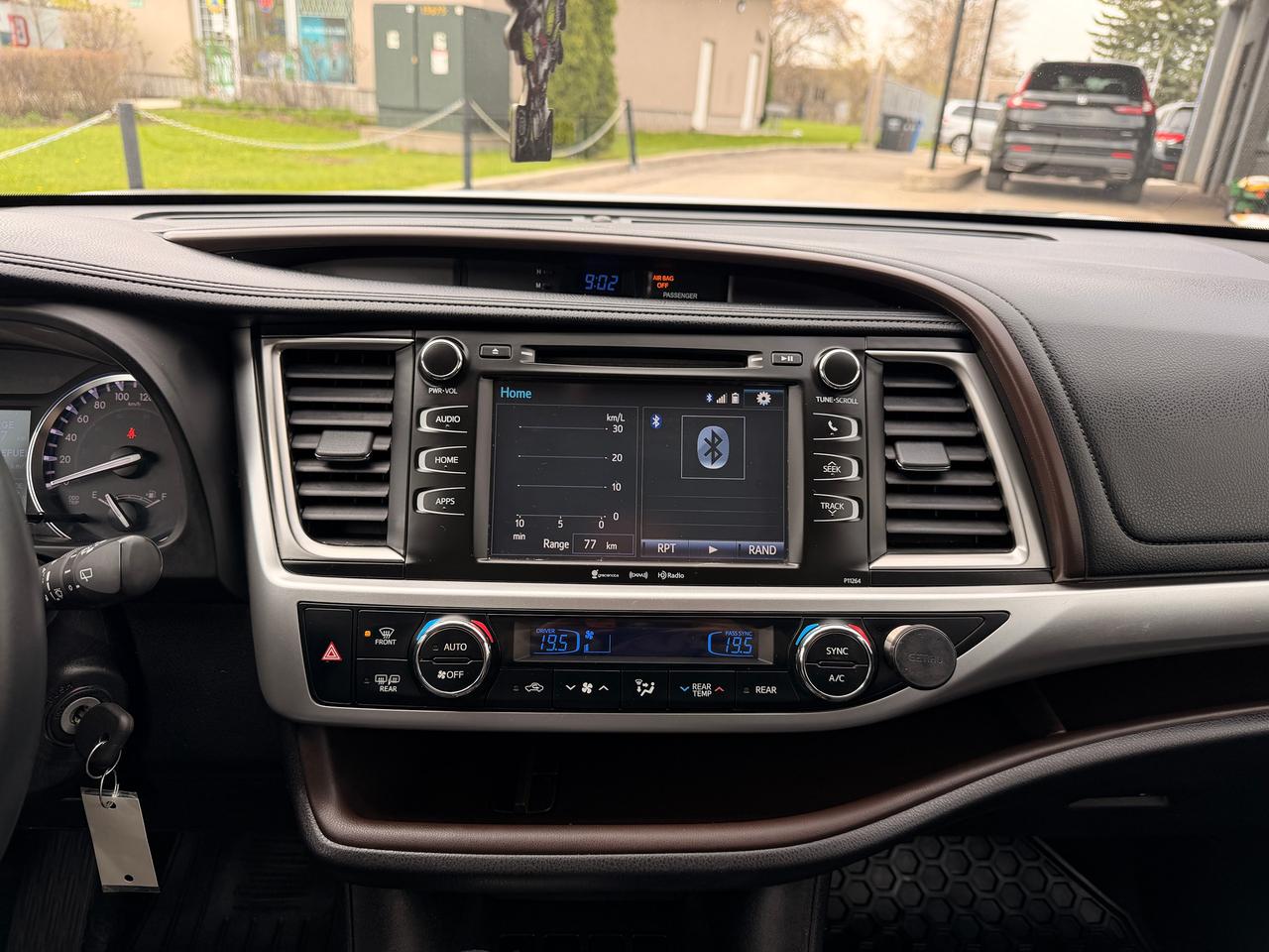2016 Toyota Highlander LE 7 PASS NEW BRAKES NEW TIRES BACKUP CAM Photo