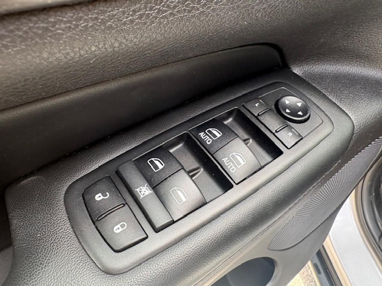 2018 Jeep Grand Cherokee LAREDO 4X4 V6-ONLY 95KM-1 OWNER-NO ACCIDENTS! Photo