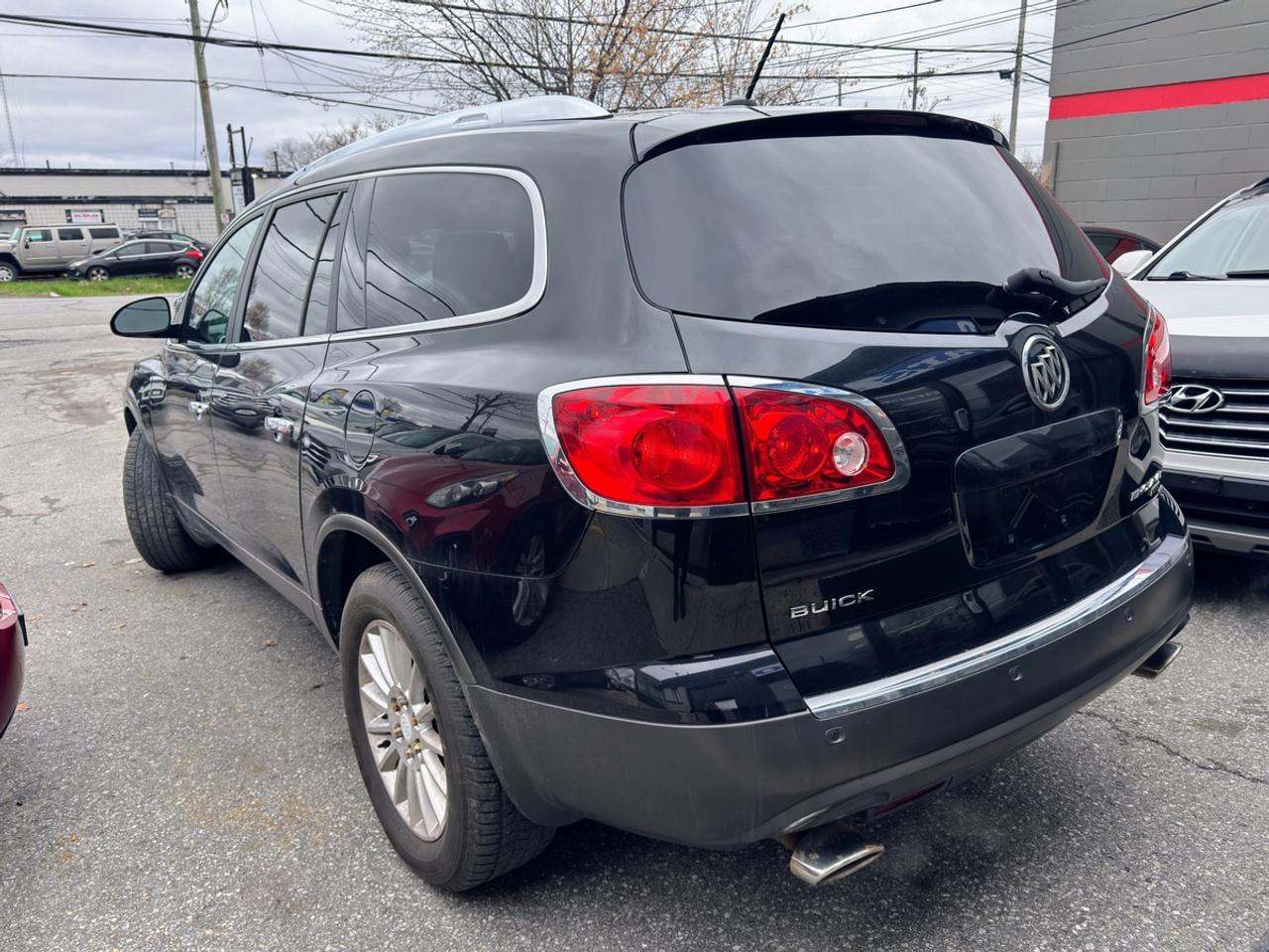2011 Buick Enclave CXL Photo2