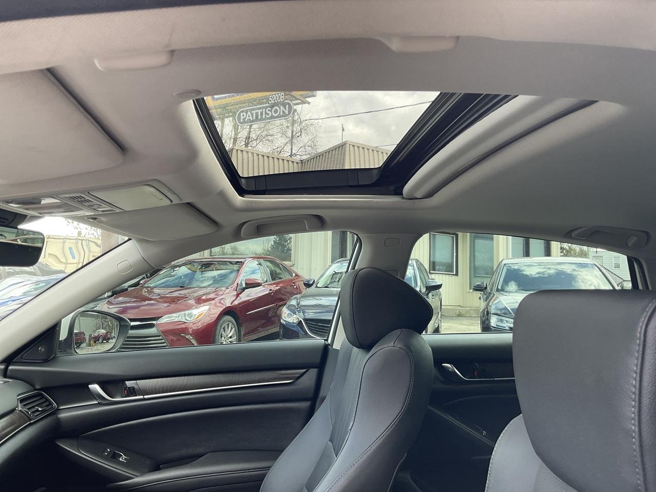 2019 Honda Accord Touring 2.0T - LTHR! NAV! BACK-UP CAM! BSM! SUNROO Photo