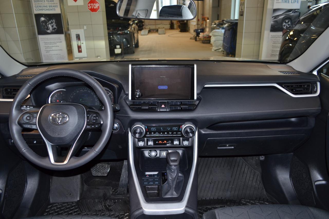 2025 Toyota RAV4 XLE Photo2