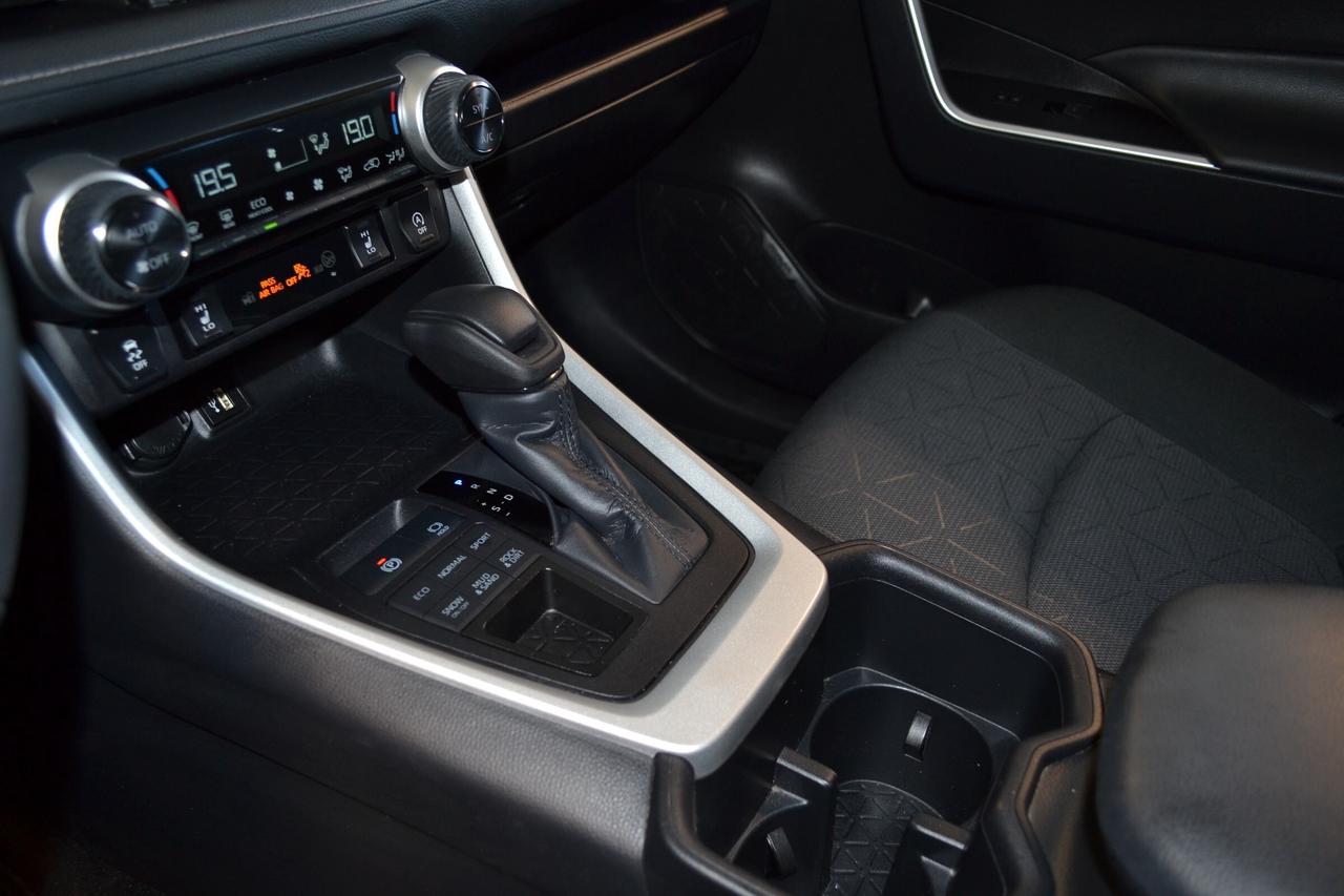 2025 Toyota RAV4 XLE Photo